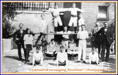 862133 Afbeelding van leden van de gymnastiekvereniging 'Excelsior', onderafdeling van Vereeniging Oranjepark, tijdens ...